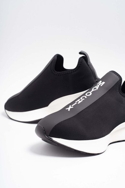 Mayo Chix - Emelt talpú fekete sportcipő 5103